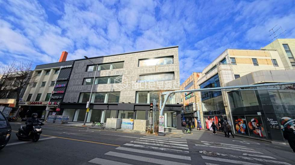 전남광주 동구 충장로1가 충장로1가 최고 입지 — (구)스타벅스, 횡단보도 정면 노출 2층 대형상가 월세 매물번호 10021 사진 1